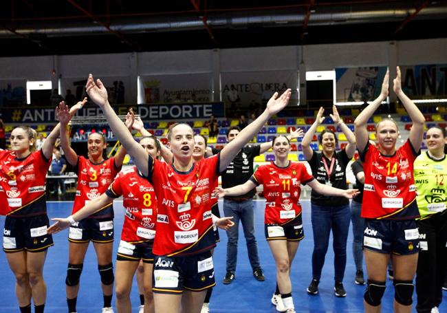 Las guerreras universitarias festejan su título.