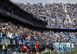 Los jugadores del Málaga celebran un gol ante el Ibiza la pasada campaña ante una gradas repletas de público.