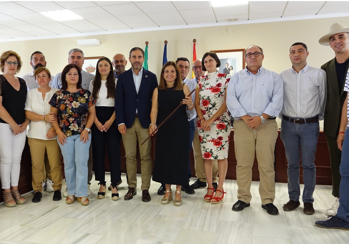 Vizuete, con la vara de mando, junto a dirigentes del PSOE en su toma de posesión como alcaldesa de Periana.