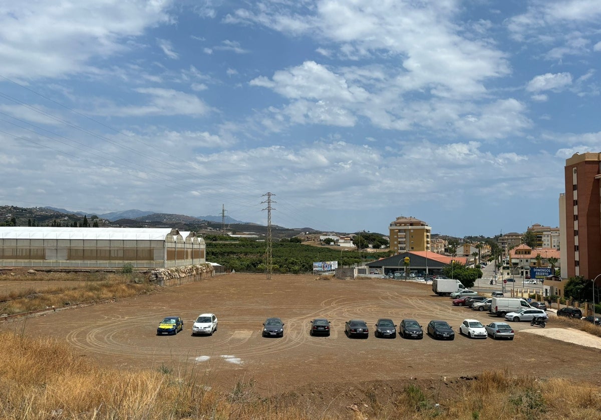 Imagen de una de las parcelas de aparcamientos acondicionada por el Ayuntamiento de Algarrobo.