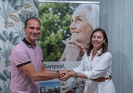 El presidente de la Fundación, César Ramírez, junto a la directora gerente de Sanysol, Carmen María Gálvez del Río.