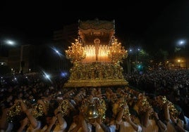 Imagen de archivo del trono de la Virgen de la Esperanza el Jueves Santo.