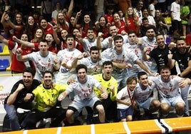 Los hispanos celebran su victoria ante la grada donde animaban las guerreras en Antequera