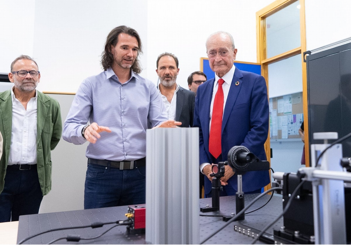 El alcalde, Francisco de la Torre, visita los laboratorios de AGPhotonics y Bioherent.