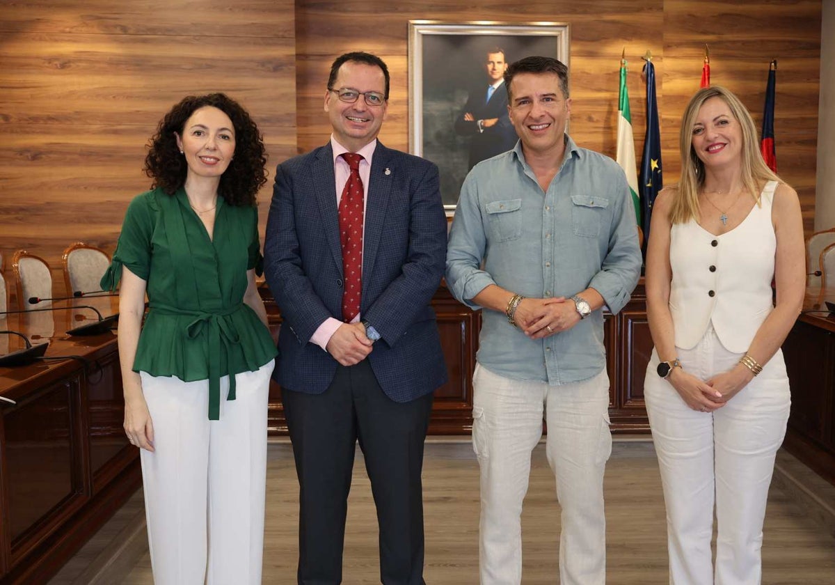 El presidente del Colegio de Administradores de Fincas y el alcalde de Torrox, en el salón de plenos.