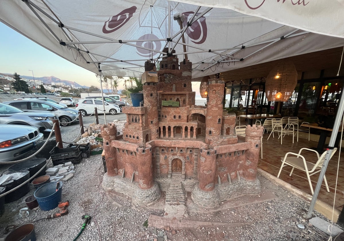 Imagen del nuevo castillo de Anton Jensen en el chiringuito Media Caña de Torrox-Costa.