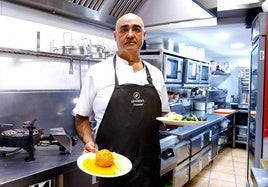 Juan Camarena muestra dos de sus platos más populares en el interior de la cocina.