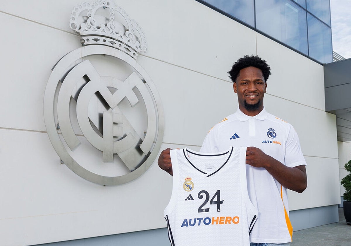 Andrés Feliz posa con la camiseta del Real Madrid.