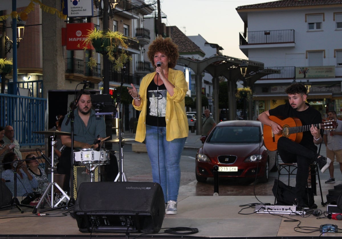 Actuación de Papa's Band en la calle Málaga.