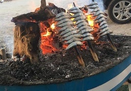 En el restaurante El Balate, en Puerto de la Torre, los espetos se hacen todos los días del verano.