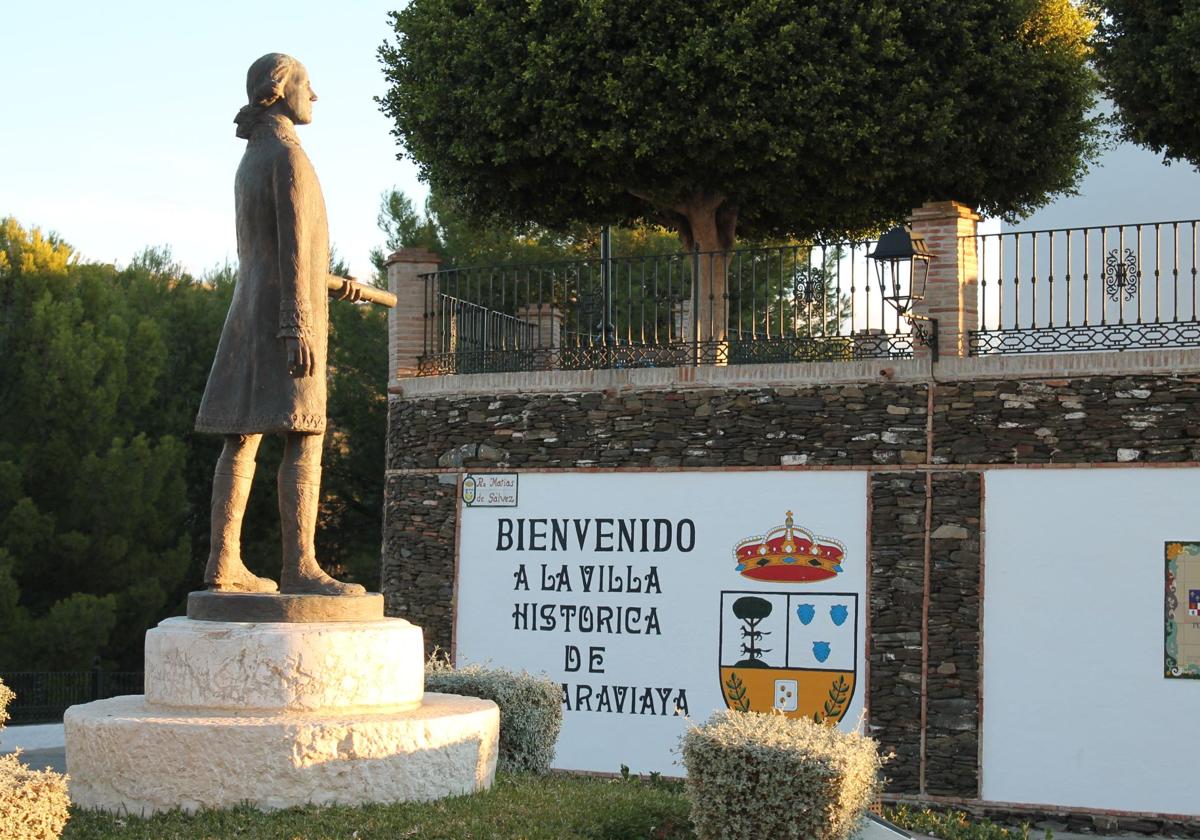 Una estatua de Bernardo de Gálvez preside la entrada a este pueblo de la Axarquía.