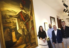 La teniente de alcalde Ana Cebrián, el concejal José Medina Galeote, el director José Escalante y Fernando García de Viedma, descendiente de Rodrigo de Narváez