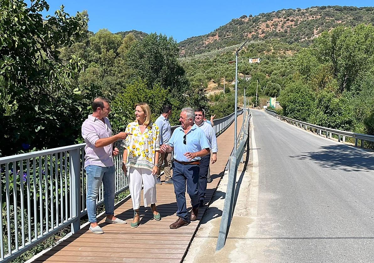 Morales, con los alcaldes de Cortes y Benalauría, entre otros, visitó este miércoles la zona.