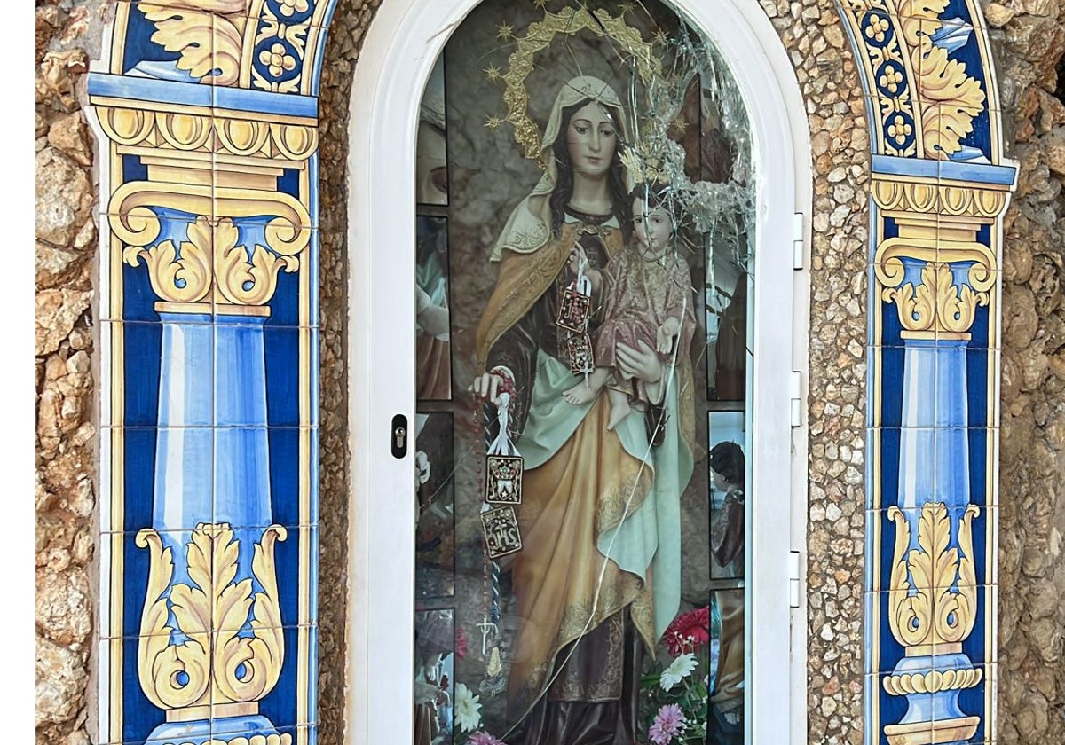 La hornacina de la imagen de la Virgen del Carmen, en El Cantal, en restauración.