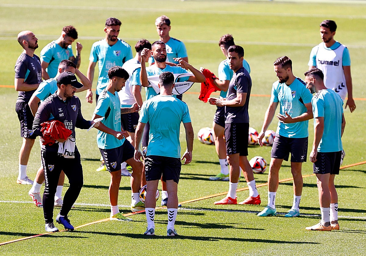 La plantilla del Málaga, en un entrenamiento el pasado curso.