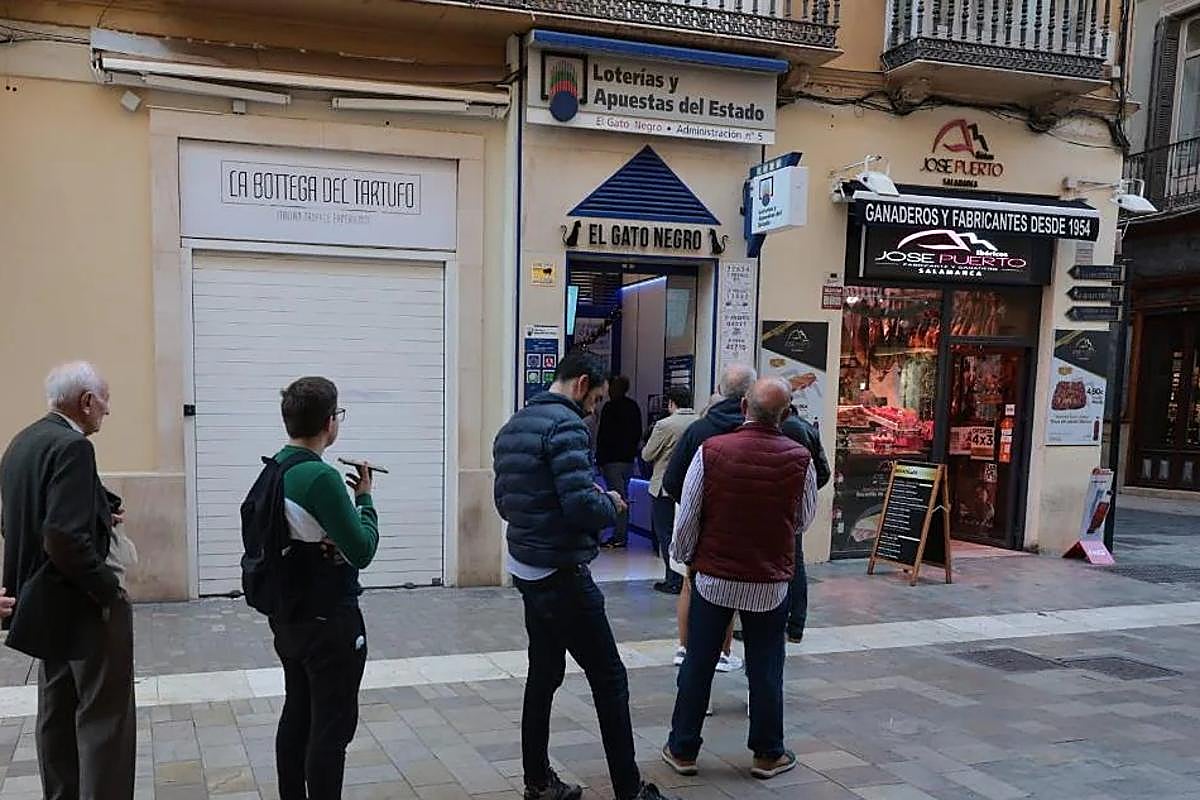 Foto de archivo de colas en la administración malagueña agraciada este 4 de julio.