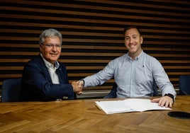 Héctor Díaz (a la derecha) firma como entrenador del Málaga Femenino.