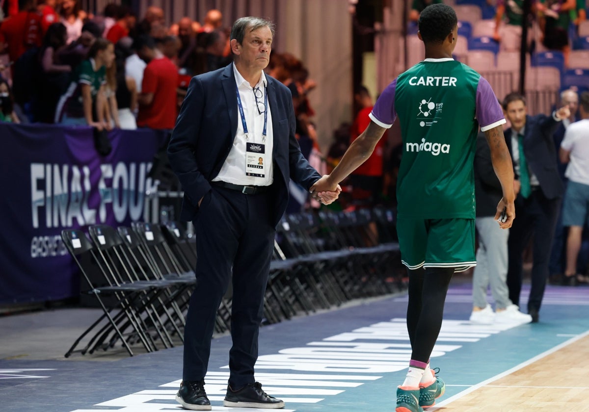 El director deportivo del Unicaja, Juanma Rodríguez, saluda a Tyson Carter durante un calentamiento en el Carpena.