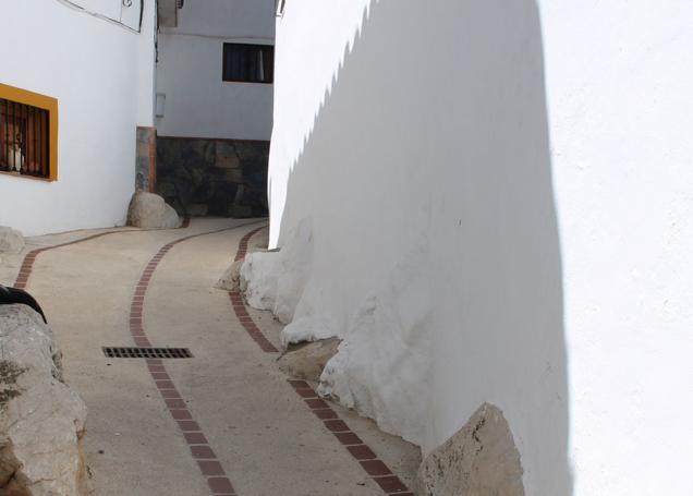 Hitos. Pocas son las calles de esta zona de Montejaque donde las piedras no estén presentes.