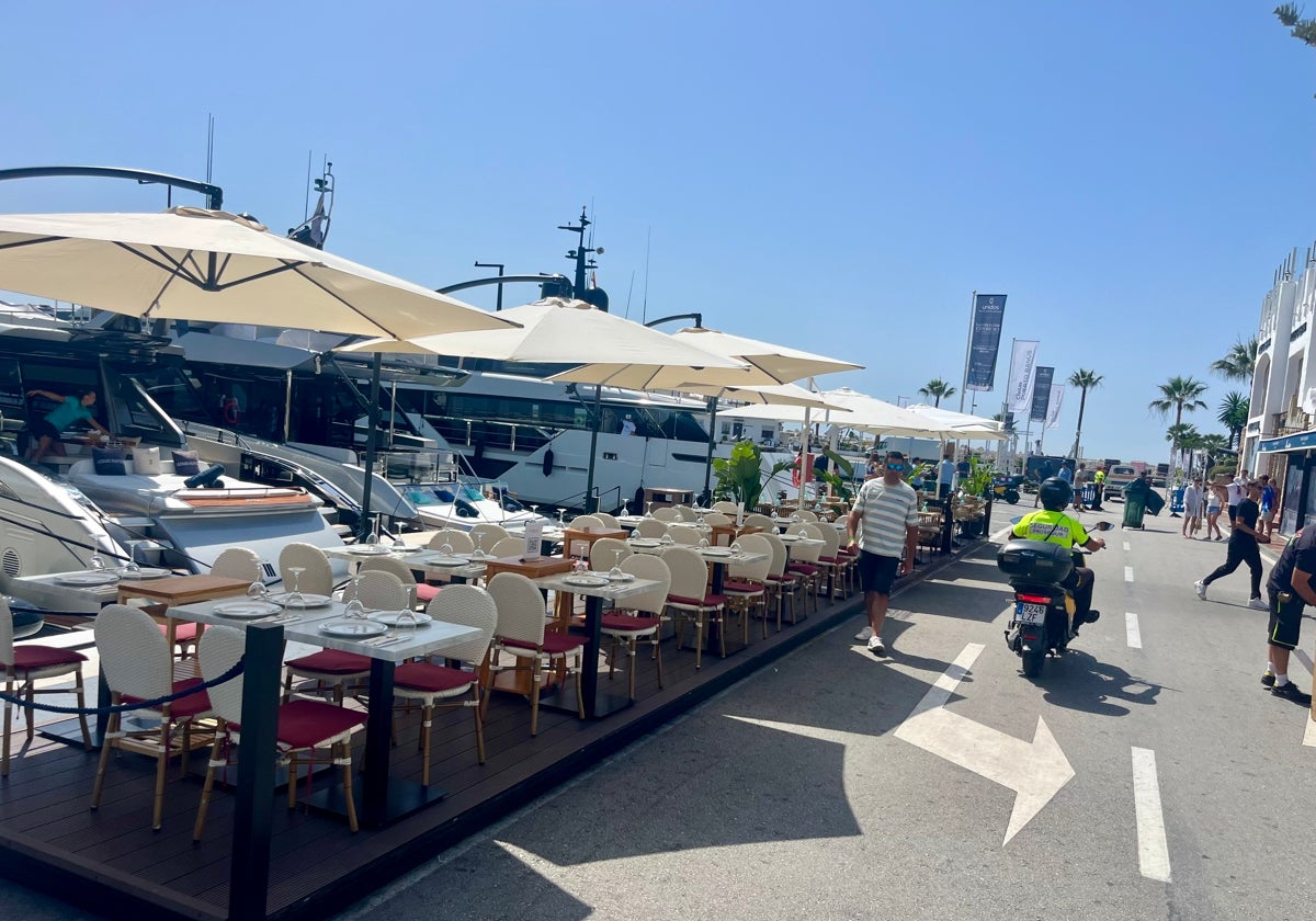Puerto Banús cuenta desde la pandemia con terrazas en algunos aparcamientos.