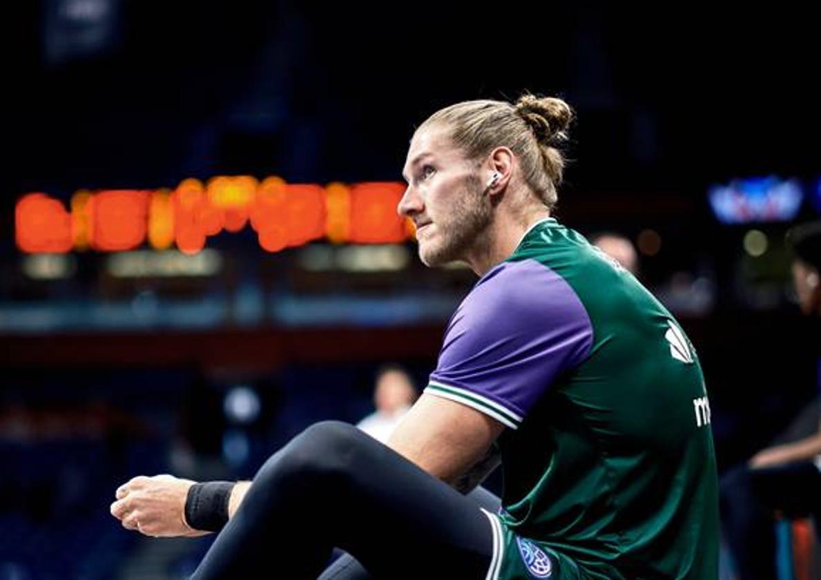 Dylan Osetkowski se prepara para un partido con el Unicaja.