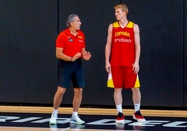 Sergio Scariolo da instrucciones a Alberto Díaz.