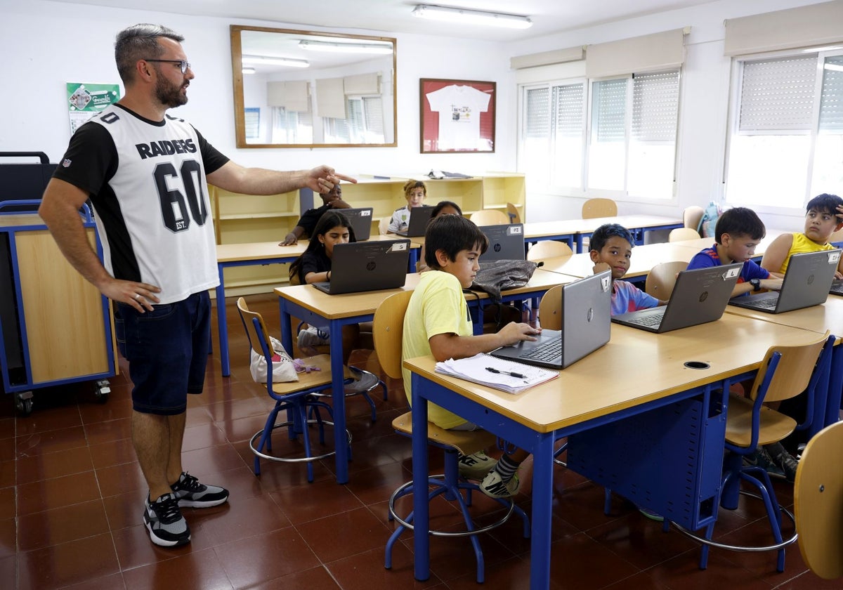 El grupo de escolares, con su maestro, Álvaro Recio, en el CEIP Bergamín.