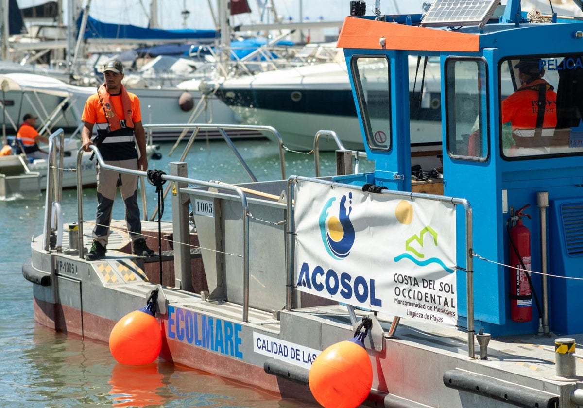 Barco de limpieza del litoral de la Mancomunidad Occidental.