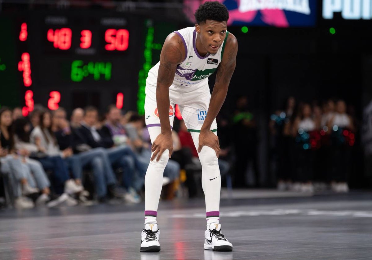 Tyson Carter observa el juego durante un partido de esta temporada.