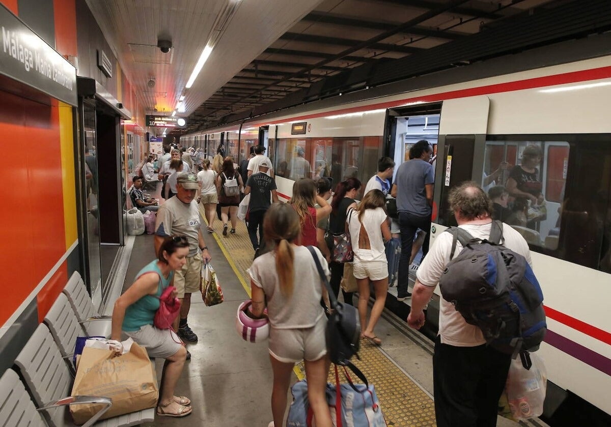 Pasajeros suben a un tren de Cercanías de la Costa.