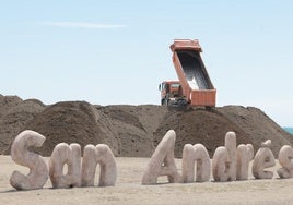 Acopio de arena en la playa de San Andrés, en Huelin, para su regeneración.