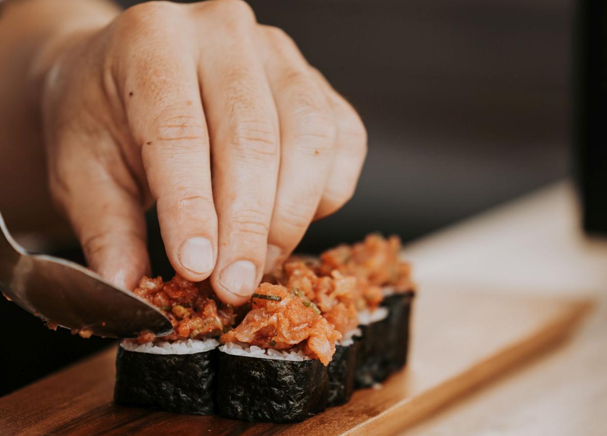 Imagen secundaria 1 - Arriba, nigiri de salmonete de Nakara, en Cártama. Abajo, maki de atún picante que se sirve en KAI, el nuevo proyecto que capitanea Ricardo Sanz en La Laguna-Beach de Estepona, y una de las opciones de rolls de Tiki, en Torremolinos.