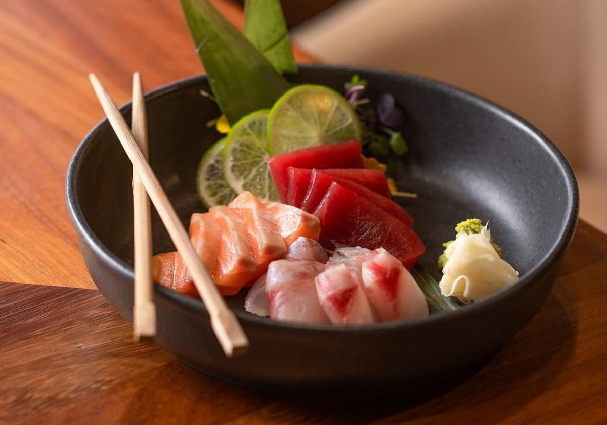 Imagen principal - La Sole del Pimpi: Sashimi de Huelin con salmón, atún y pez limón, uno de los platos de la carta de sushi de este céntrico restaurante. Tiradito de pez limón de Takumi. Tartar de atún picante de Óleo.