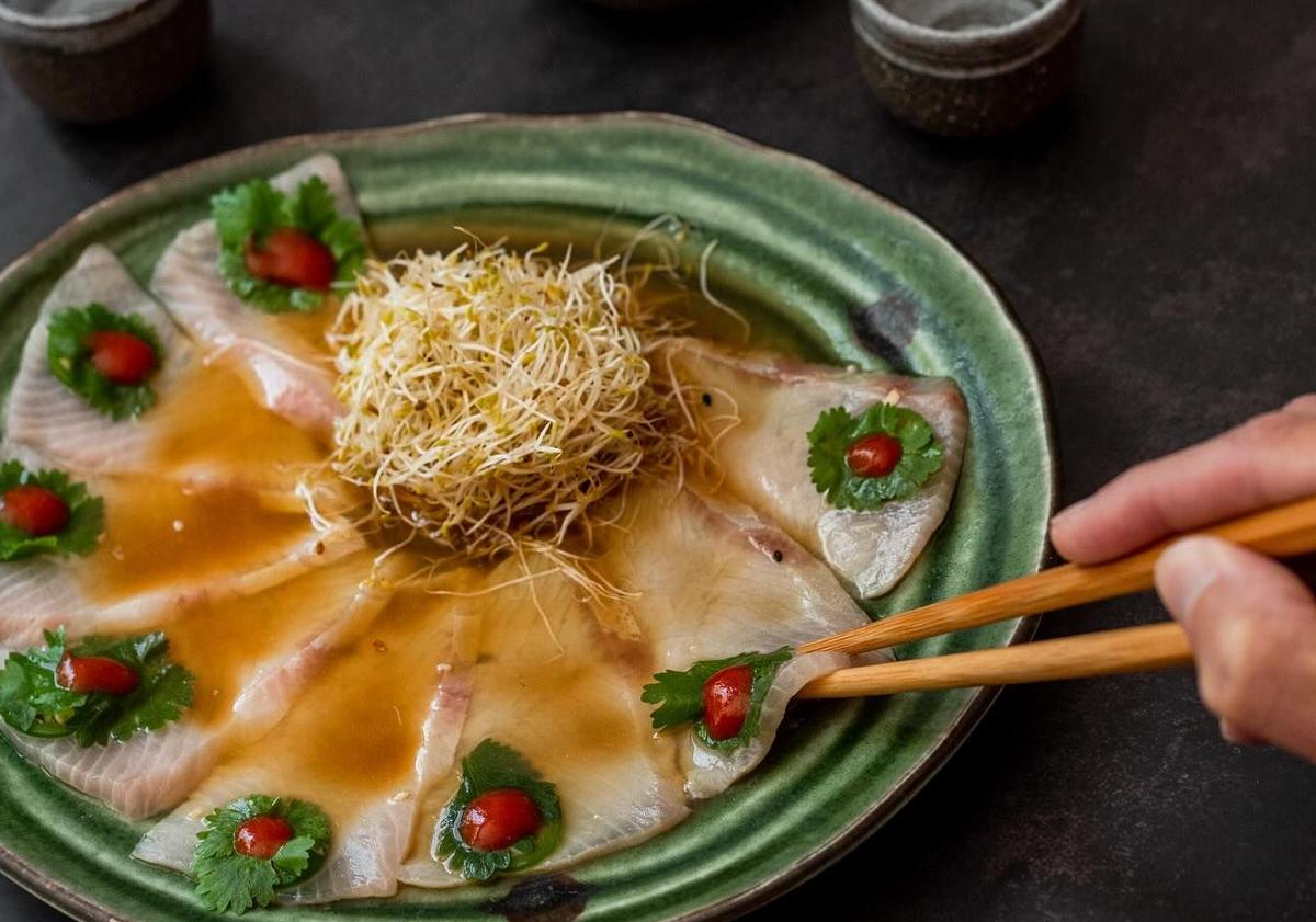 Imagen principal - Tiradito de hamachi con salsa ponzu, cilantro y jalapeño de Genji Sushi Bar. Nintai, estrella Michelin en Marbella. Tataki de besugo, salsa picante de tosazu y cebolla de Nobu.