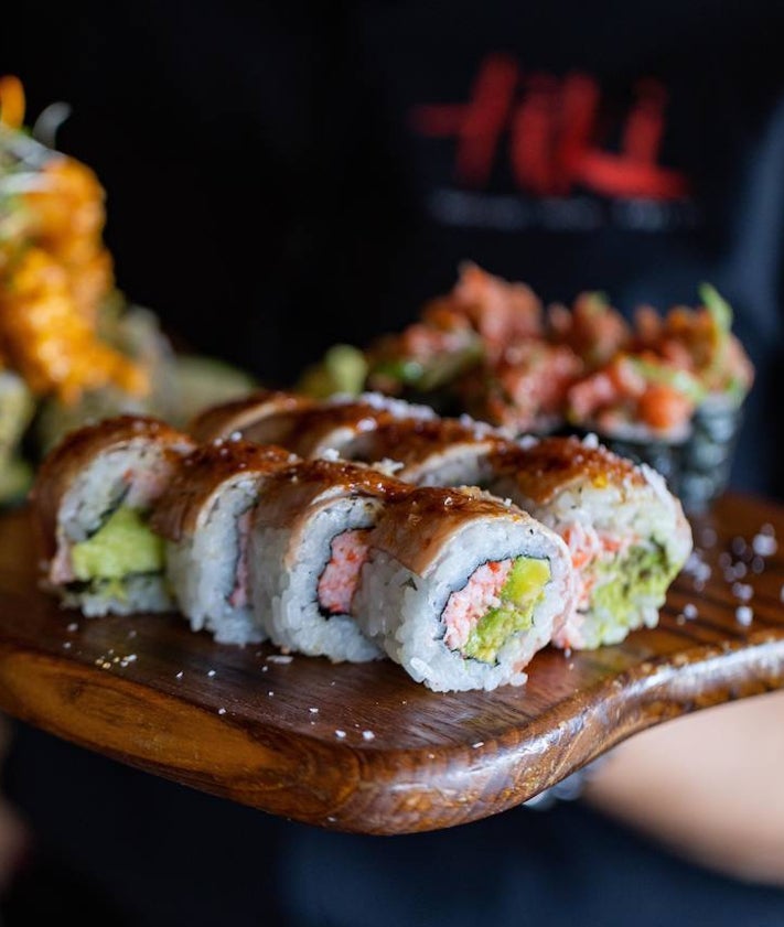 Imagen secundaria 2 - Arriba, nigiri de salmonete de Nakara, en Cártama. Abajo, maki de atún picante que se sirve en KAI, el nuevo proyecto que capitanea Ricardo Sanz en La Laguna-Beach de Estepona, y una de las opciones de rolls de Tiki, en Torremolinos.