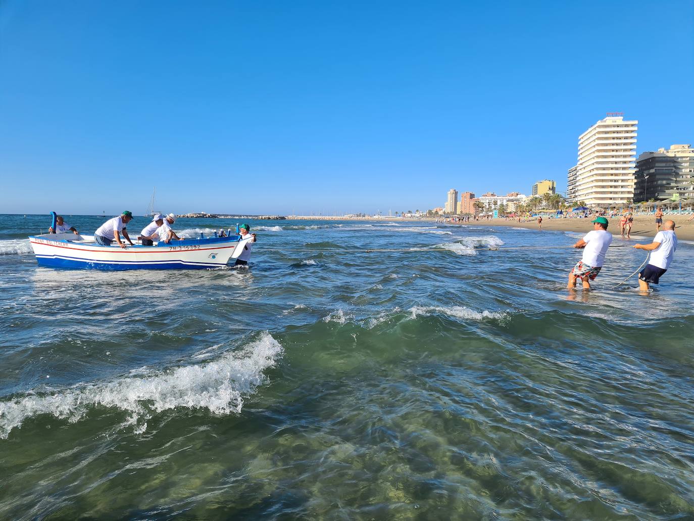 Fuengirola recrea el arte de tirar el copo