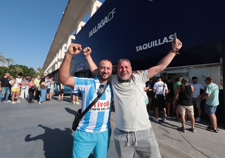 Dos aficionados del primer grupo de la cola, al conseguir su nuevo abono.