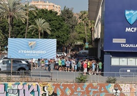 Los aficionados hacen cola en las taquillas de La Rosaleda para comprar nuevos abonos.