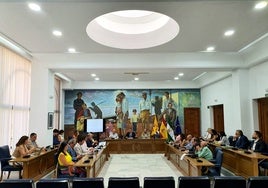 La Corporación Municipal reunida en sesión plenaria, durante el debate del estado del municipio.