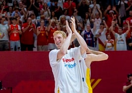 Alberto Díaz celebra la victoria de España en el Preolímpico de Valencia.