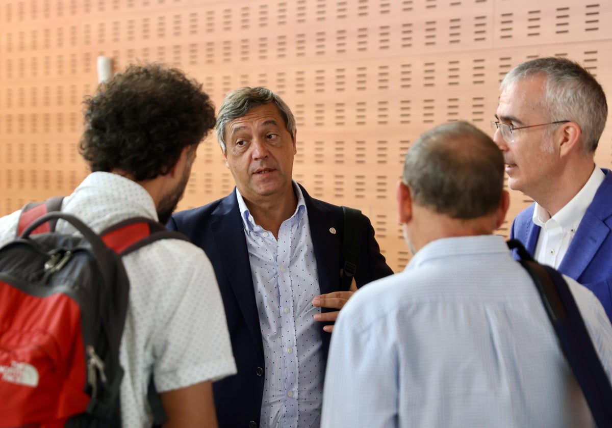 Teo López, a su llegada a la sesión del claustro universitario celebrado este martes en la Escuela de Ingenierías Industriales.