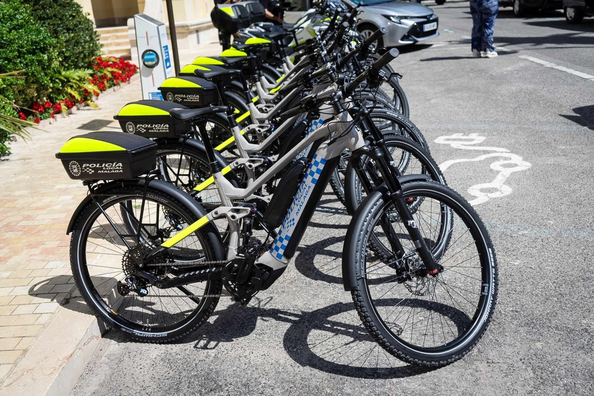 Nuevos coches híbridos, bicis eléctricas y furgones para la Policía Local de Málaga