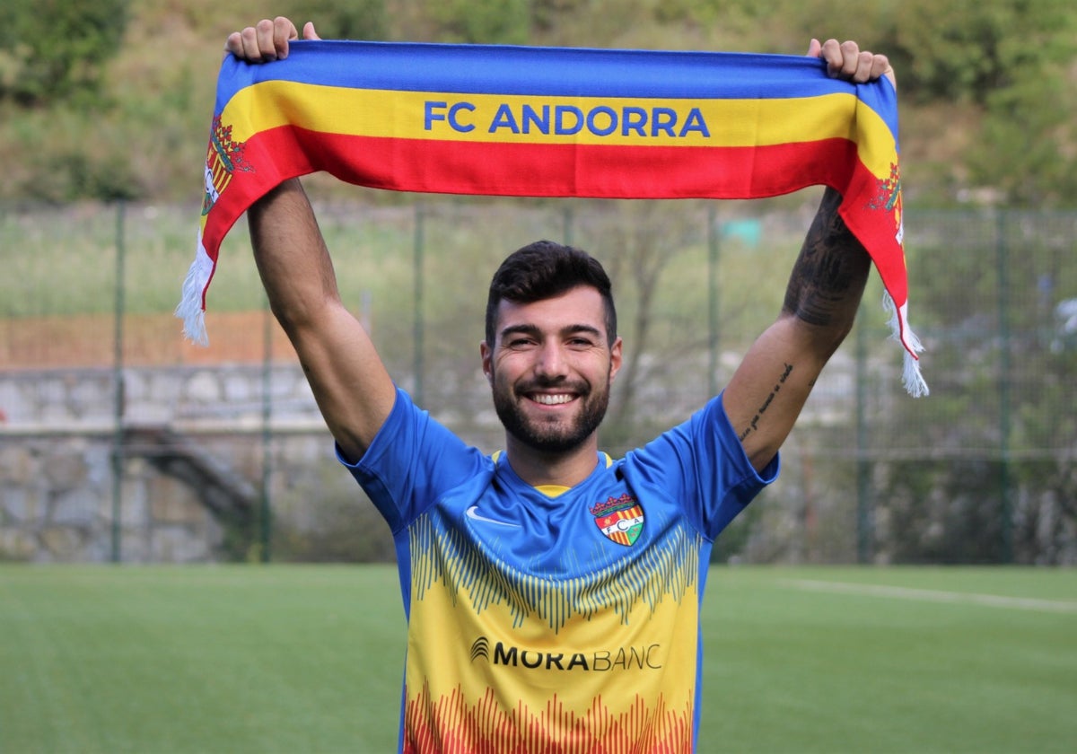 Álex Pastor posa como jugador del Andorra.