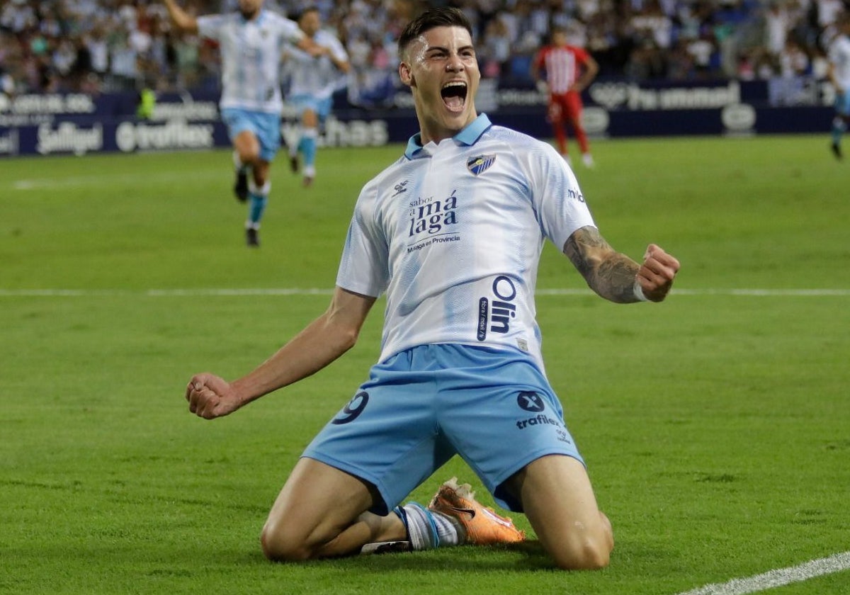 Roberto celebra uno de sus veinte goles con el Málaga.