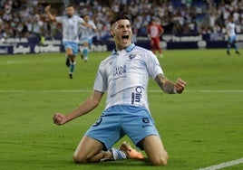 Roberto celebra uno de sus veinte goles con el Málaga.