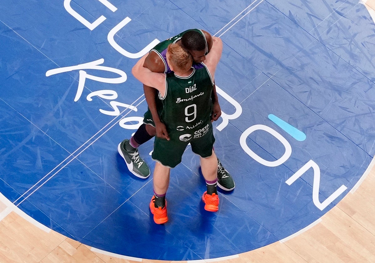 Alberto Díaz abraza a Sima en un partido de la pasada temporada.