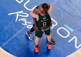 Alberto Díaz abraza a Sima en un partido de la pasada temporada.