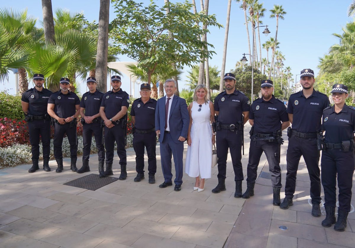 Los nuevos agentes junto al alcalde, José María García Urbano.