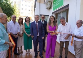 Momento del corte de cinta de la nueva sede de la AECC de Estepona.