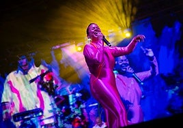 Bomba Estéreo aviva la noche de Selvatic con un fluorescente y eléctrico ritual